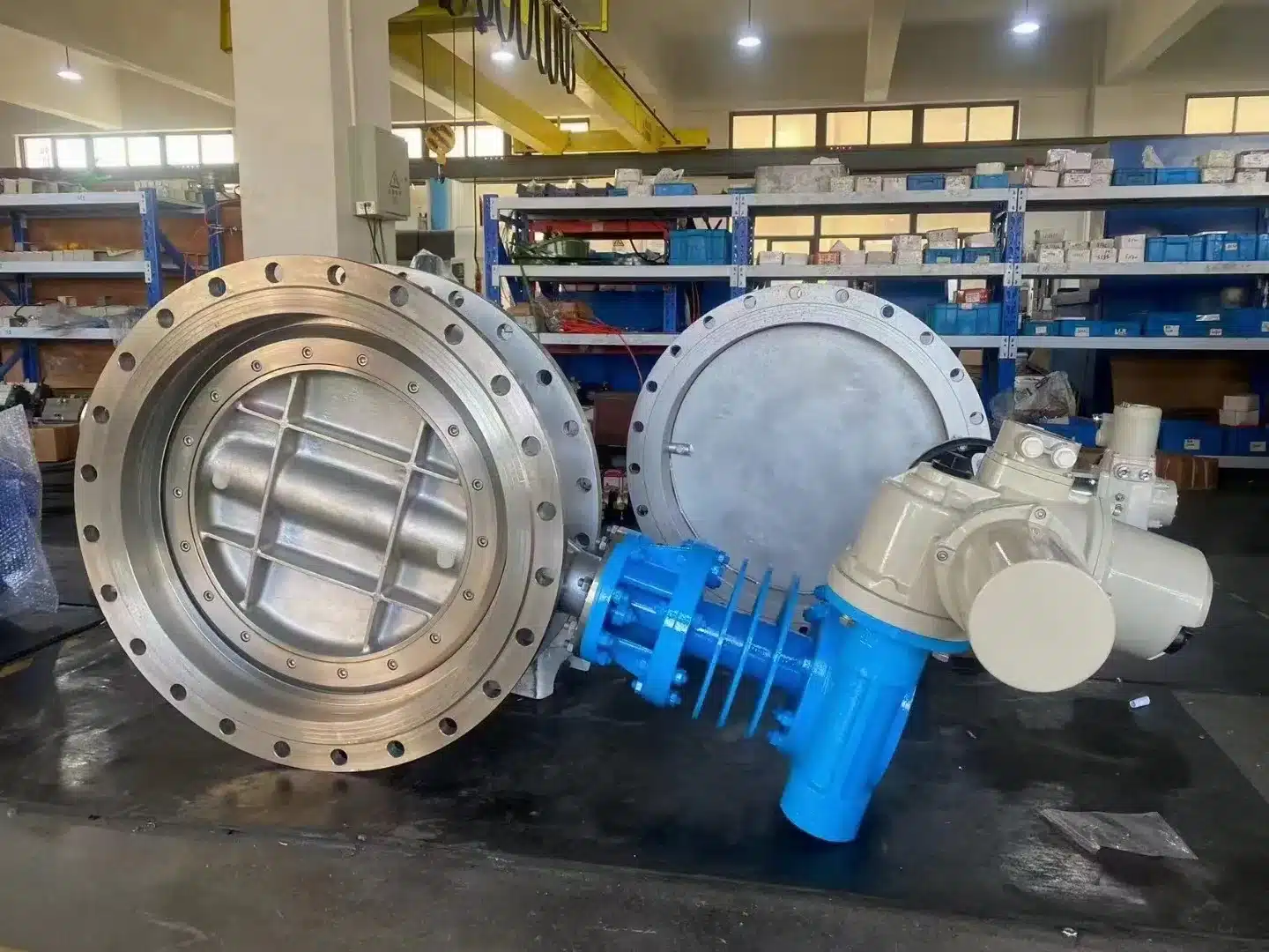 Industrial butterfly valve used in a large-diameter pipeline