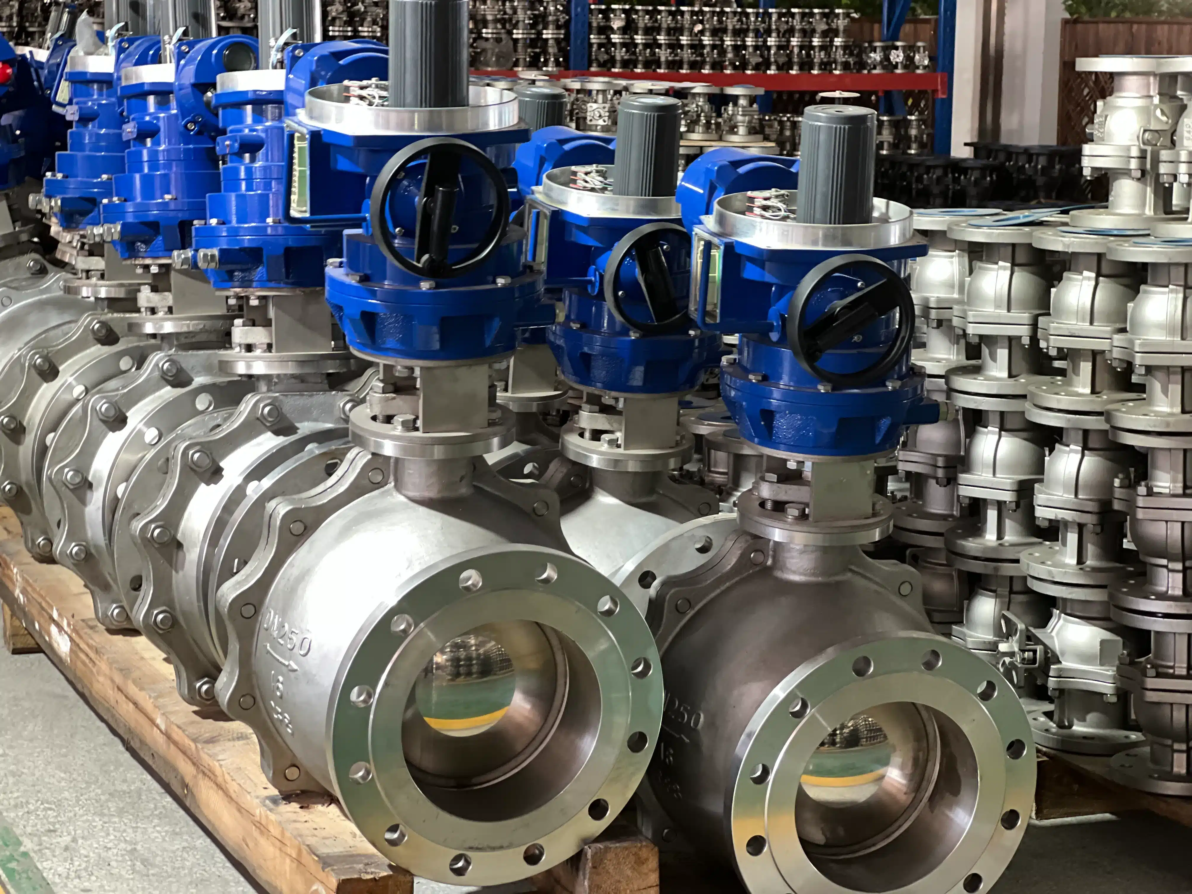 Industrial ball valve for rapid and tight pipeline shutoff